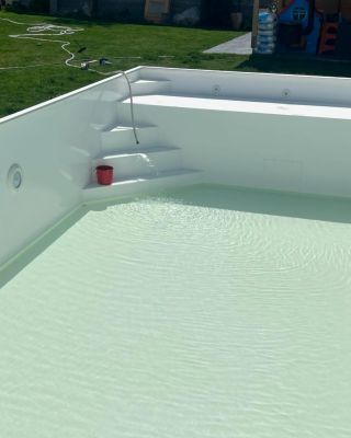 Biely polypropylenovy bazen s ultrasirokou posedovou lavicou pre tych najmensich. @svetbazenov #bazeny #bielybazen...