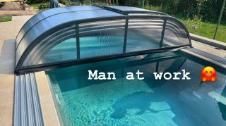 Muz v praci 😎😂 #prekrytiebazenu #überdachung #poolenclosure #predlztesileto #neptunmini #leto #bazén