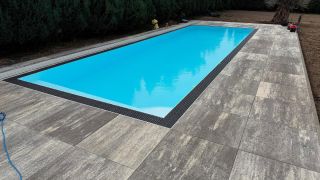 Prelivovy bazen s antracitovou prelivovou mriezkou 😎🌞#bazen #prelivovybazen #bielybazen #plastovybazen